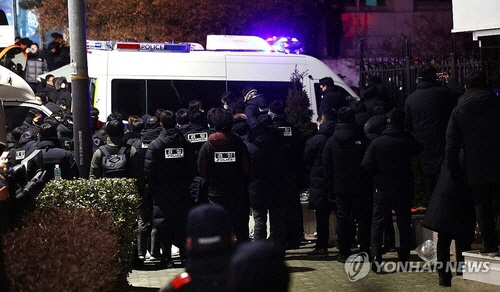 고위공직자범죄수사처(공수처)와 경찰이 윤석열 대통령에 대한 2차 체포영장 집행에 나선 15일 서울 용산구 한남동 대통령 관저로 경찰차량이 진입을 시도하고 있다.   [연합뉴스]